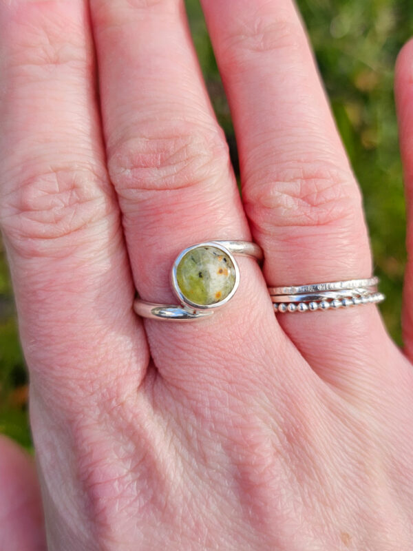 Bague en argent sertie d'une Opale verte de forme ronde