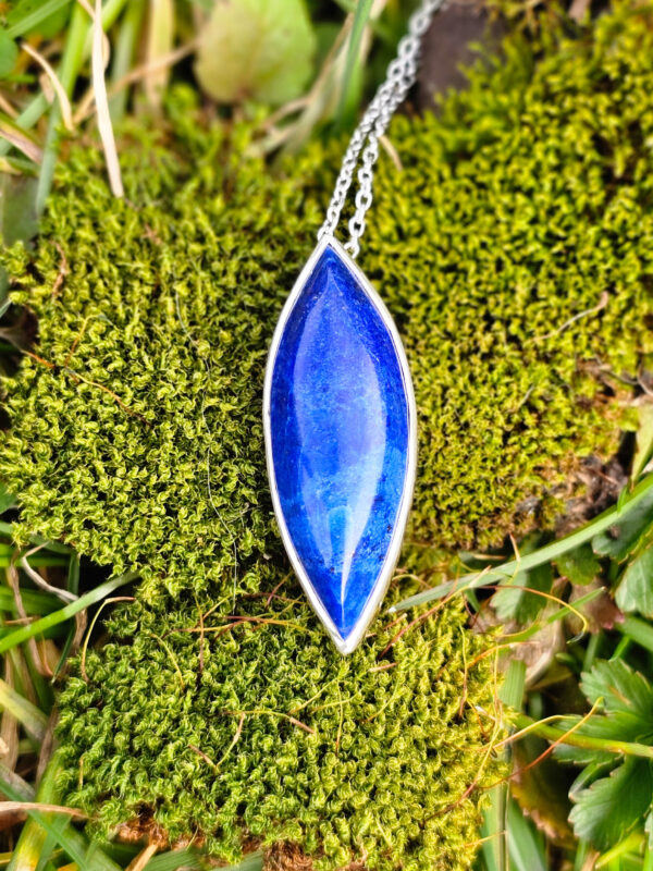 Collier en argent serti d'un lapis lazuli avec des motifs d'étoiles sur l'arrière