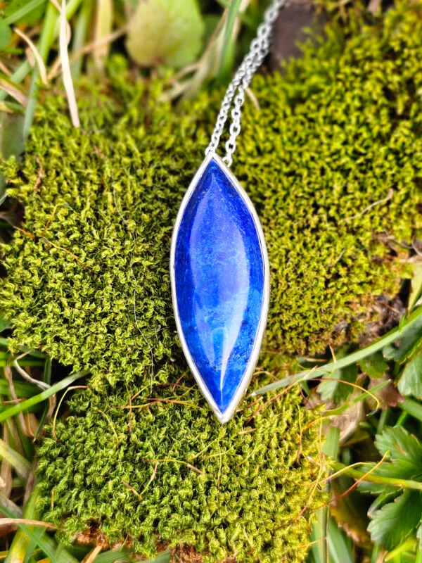Collier en argent serti d'un lapis lazuli avec des motifs d'étoiles sur l'arrière