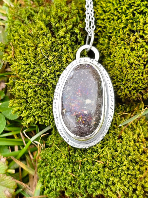 Collier en argent serti d'une Opale noire du Honduras avec des motifs de planètes