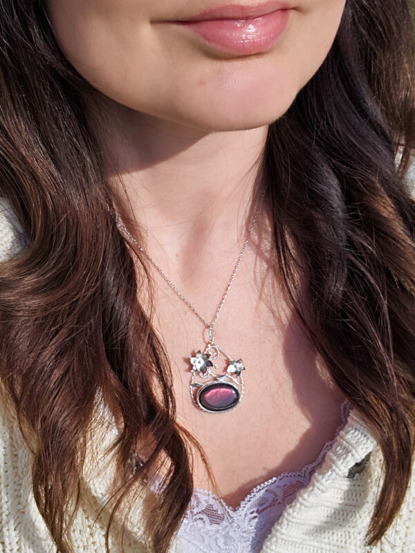 Collier en argent avec des torsades et des fleurs serti d'une Labradorite spectrolite