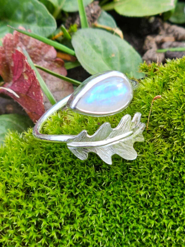 Bague en argent sertie d'une péristérite avec une feuille de chêne texturée
