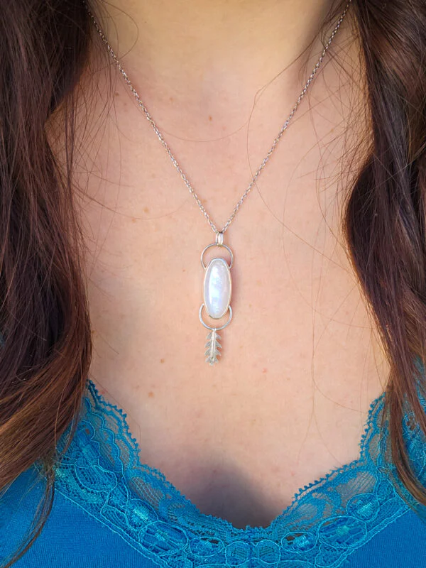 Pendentif en argent serti d'une péristérite avec une feuille de chêne texturée
