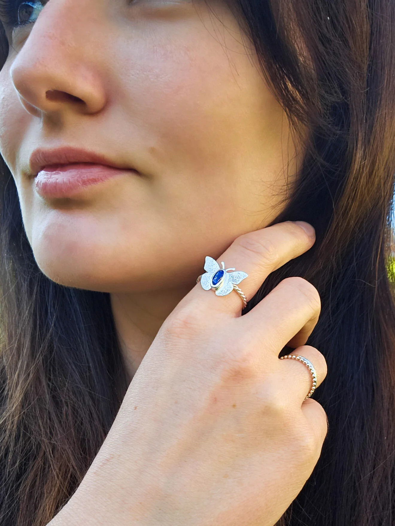Bague papillon en argent et lapis-lazuli portée à la main
