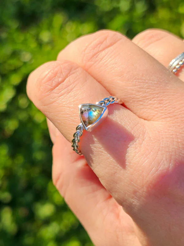 Bague en argent torsadée sertie d'une labradorite de forme triangulaire