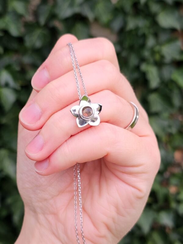 Collier en argent en forme de fleur serti d'une tourmaline