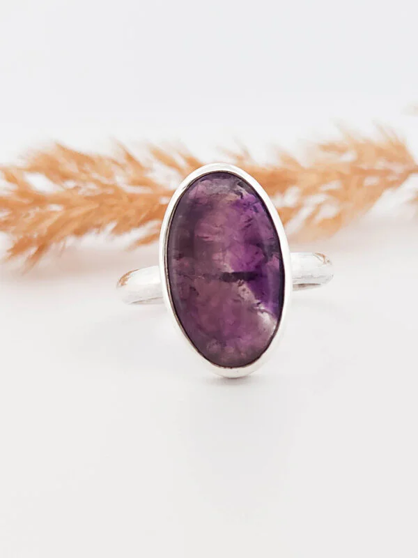 Bague en argent sertie d'une Améthyste ovale