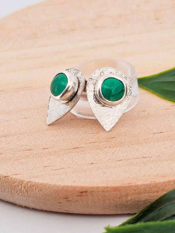 Boucles d'oreilles en argent modulables serties de malachites naturelles avec feuilles en argent texturées