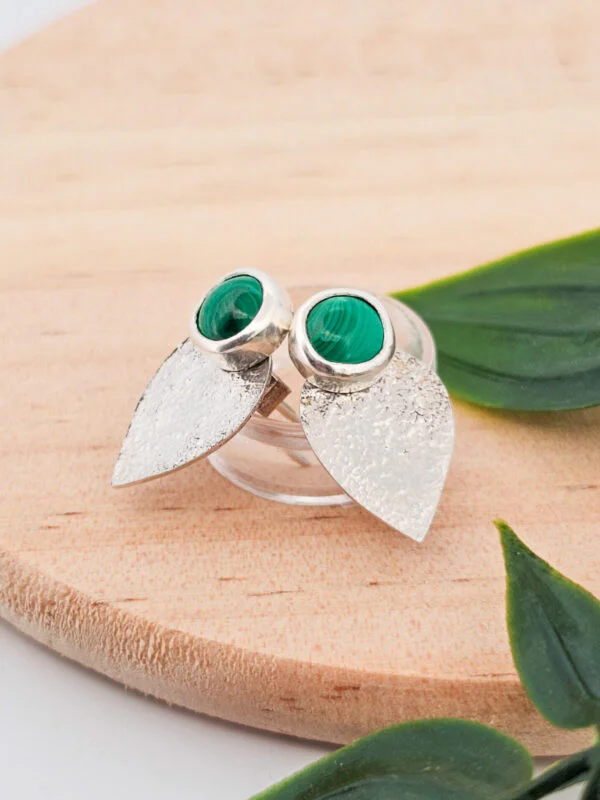 Boucles d'oreilles en argent modulables serties de malachites naturelles avec feuilles en argent texturées