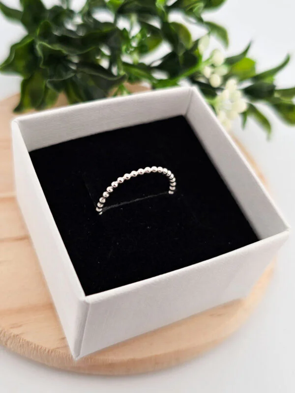 Bague perlée en argent