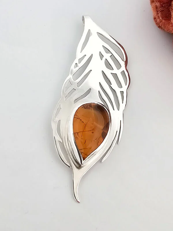 Collier en argent en forme de plume de phoenix serti d'une Opale de feu