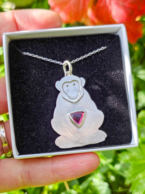 Pendentif chimpanzé en argent 925 serti d'une tourmaline rose