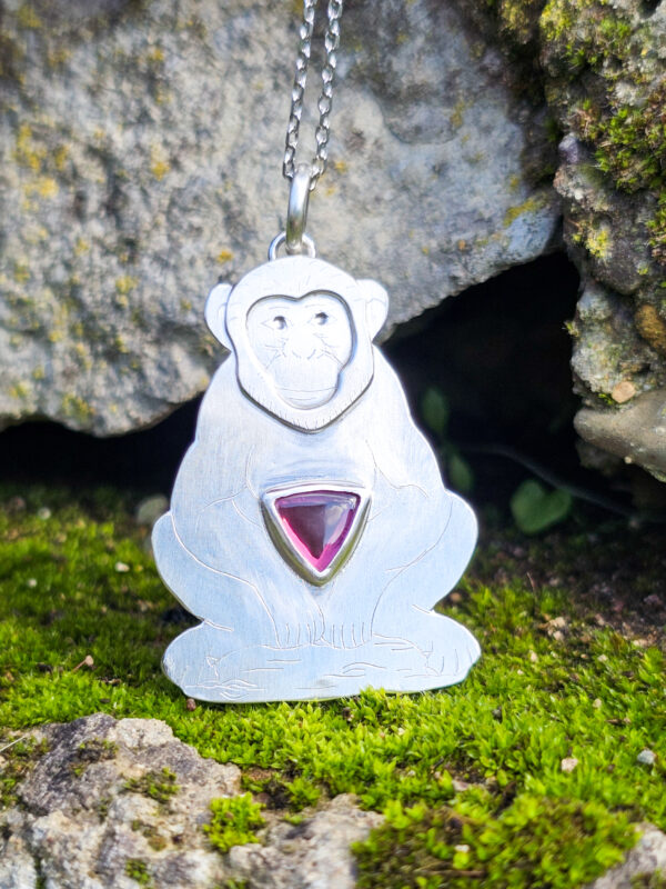 Collier chimpanzé en argent 925 serti d'une tourmaline rose