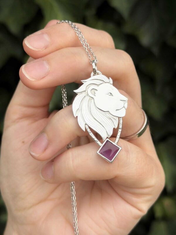 Collier en forme de lion avec une améthyste